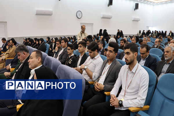 تجلیل از دانش‌آموزان تراز انقلاب اسلامی استان بوشهر