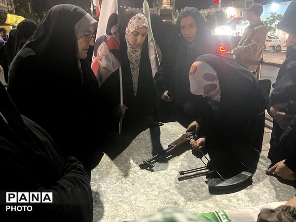 راهپیمایی پرشور و آموزش اصلحه با حضور گسترده  مردم  ساوجبلاغ
