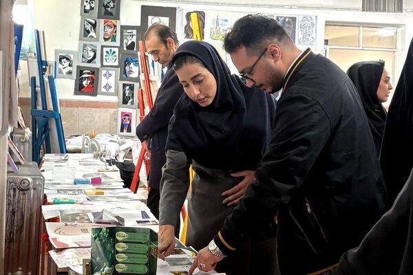 نمایشگاه دست‌سازه‌های خلاق در هنرستان تقوی‌پیشگان بهارستان۲
