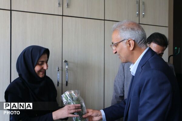 شاخه ای گل؛ هزاران قدردانی