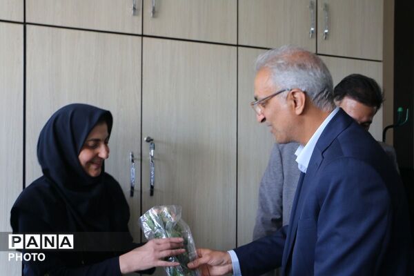 شاخه ای گل؛ هزاران قدردانی