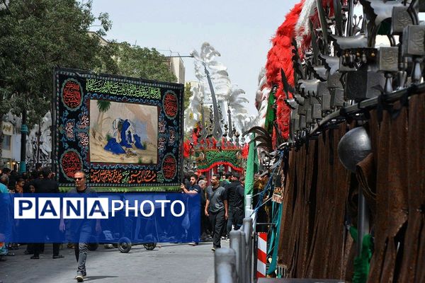 پرچم‌های عزا بر فراز حرم امام رضا(ع)