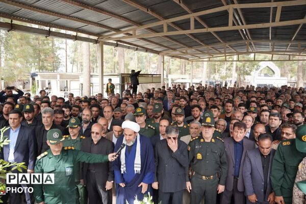 اشک و قدردانی در تشییع خلبان شهید بیاتی؛ مردم کوهدشت با شهیدشان وداع کردند 