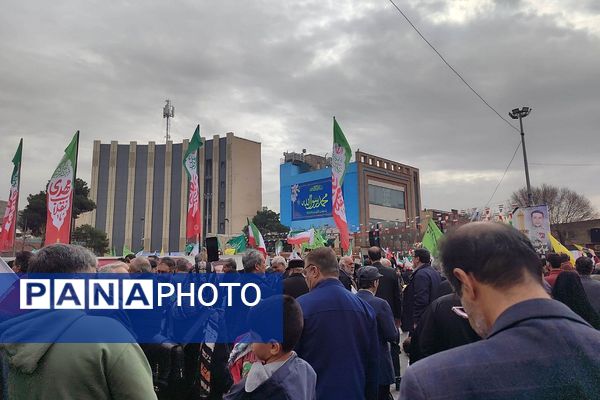 حضور اقشار مختلف مردم شهرری در راهپیمایی ۲۲ بهمن