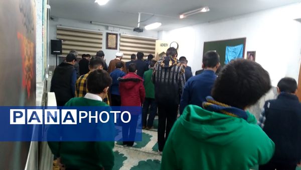 ضیافت ساده اما آسمانی به همت مسئولین دبیرستان سرآمد ناصر ناحیه ٧ مشهد برگزار شد