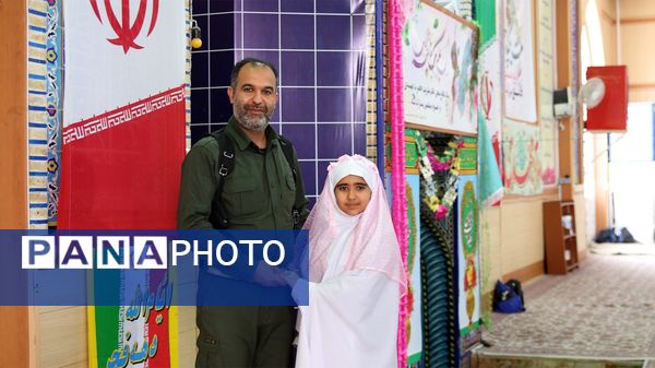 حضور پرشور مکلفین در مصلی بزرگ امام خامنه‌ای(مدظله العالی) با حضور بیش از ۱۰۰۰ هزار دانش‌آموز شهرستان