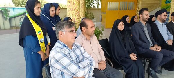 نواخته شدن زنگ نمادین  مشق همدلی در دبیرستان دخترانه بهارآزادی و پسرانه شاهد فاضل فلاورجان 