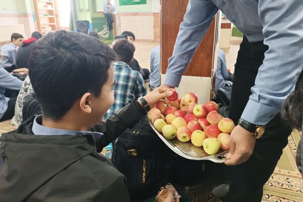 مراسم پرفیض زیارت عاشورا در دبیرستان‌ نمونه دولتی کاشانی‌پور فردیس