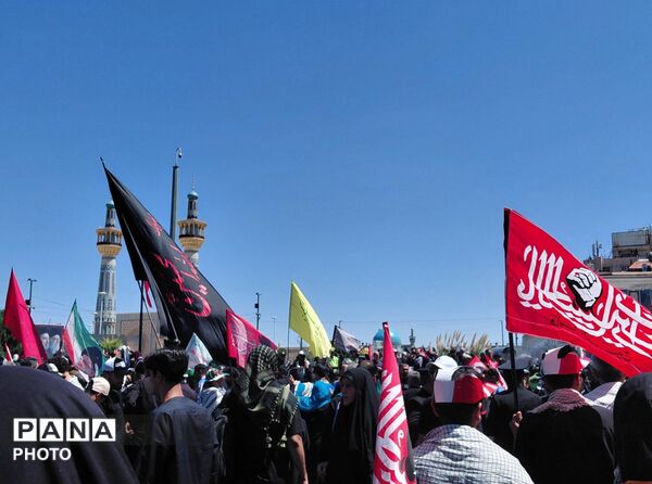 بدرقه باشکوه رهبر شهید در مشهد مقدس در جوار حرم مطهر رضوی
