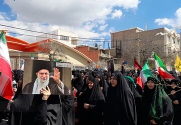 اینجا ایران است و این هم  نوجوانان ایرانی 