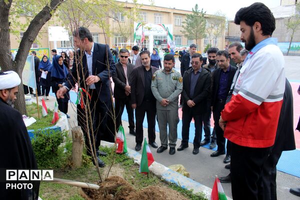 کاشت نهال همزمان با چهلمین روز شهادت فرشتگان میناب 