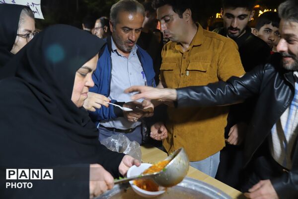 خروش شبانه «ناحیه ۵» در قلب غرفه؛ میعادگاهِ مقاومت و استکبارستیزی