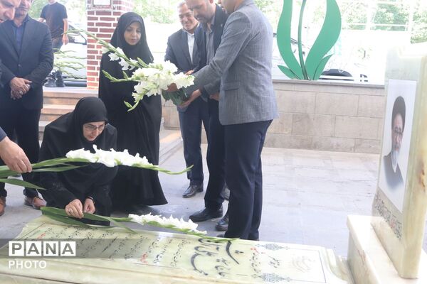 ادای احترام معاون آموزش ابتدایی وزارت آموزش و پرورش به مقام شامخ شهدای معلم و دانش آموز در تبریز