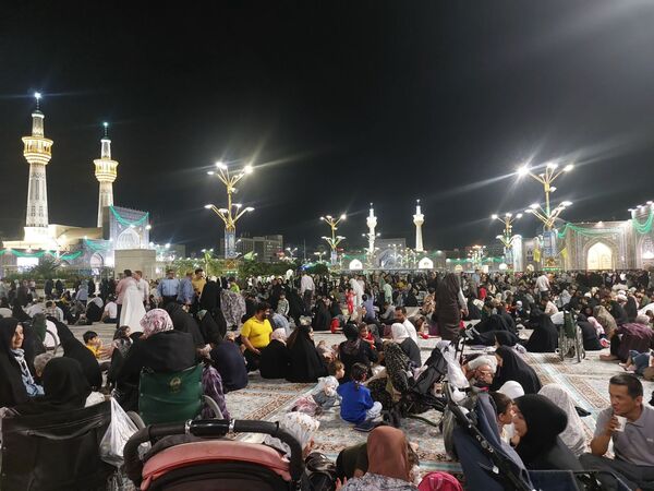 شکوه و سرور در بارگاه منور رضوی در شب ولادت پیامبر اعظم(ص)