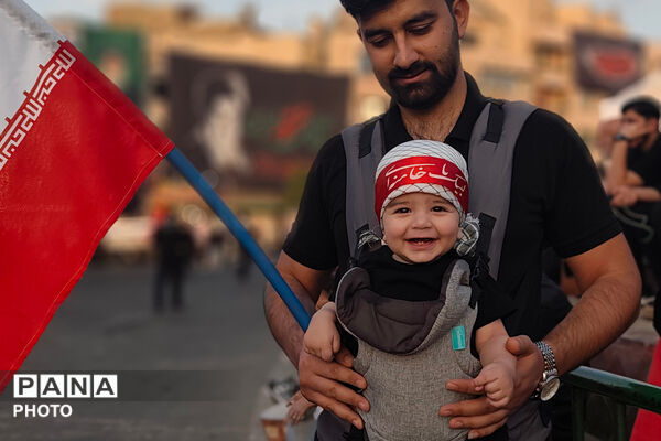 بدرقه حماسی امام شهید در قلب تهران