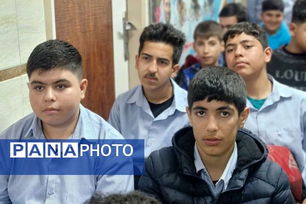 بیعت نوجوانان مدرسهٔ امام خمینی (ره) قرچک با آرمان‌های امام راحل در چهل و هفتمین جشن پیروزی انقلاب 