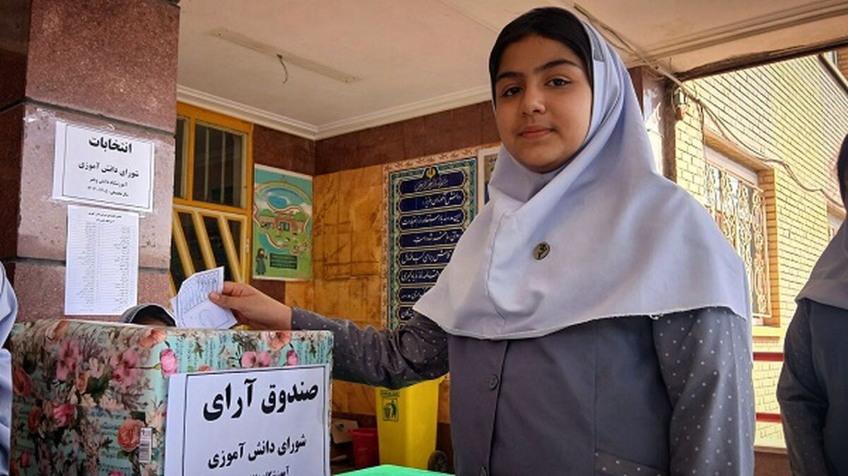 تمرین دموکراسی امروز از پشت نیمکت‌ها دیده شد