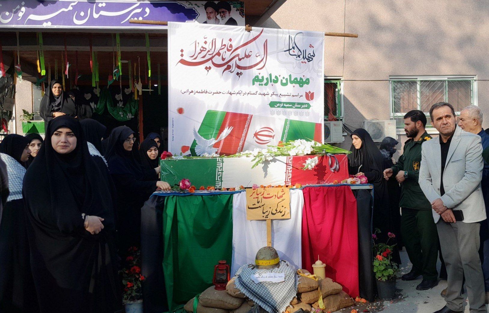 استقبال دانش‌آموزان دبیرستان سمیه از شهید گمنام