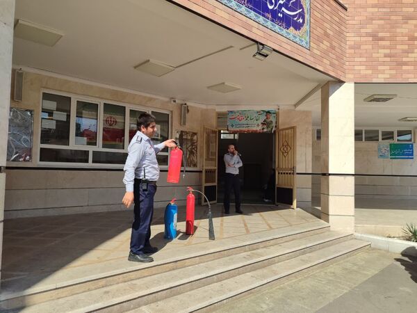 آموزش اطفای حریق به دانش‌آموزان مدرسه دخترانه شهید زین الدین
