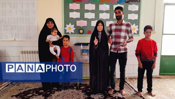 حضور شورآفرین مردم شهرستان راور در پای صندوق‌های رای