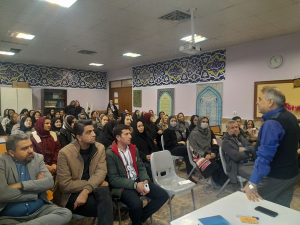 کارگاه آموزش خانواده در دبیرستان سرافرازان 