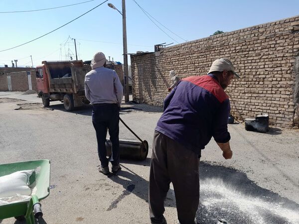 فرآیند چاله‌گیری کوچه دبیرستان مادر مهربان نقاب شهرستان خلیل آباد