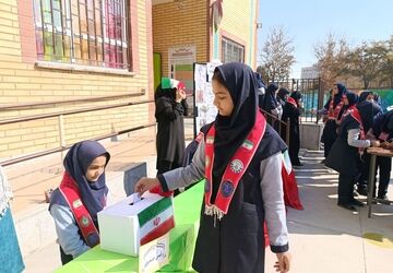 انتخابات شورای دانش آموزی در دبستان فاطمه اهری هاشمی 