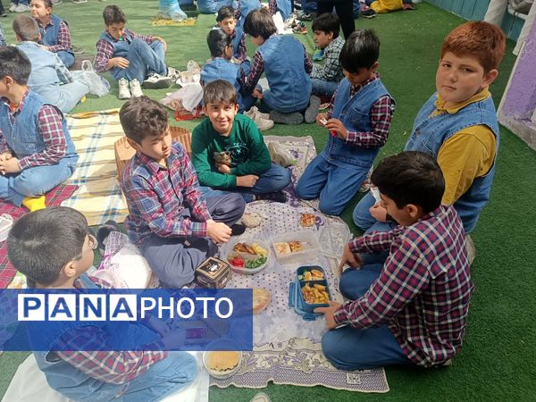 هوای پاک و  صبحانه ی سالم  در دبستان مبتکران ۳