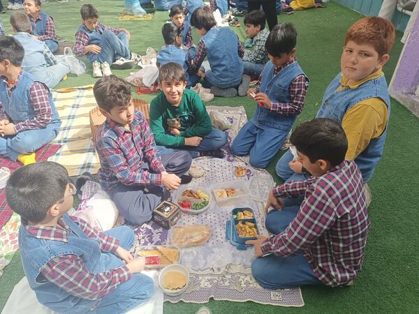 هوای پاک و  صبحانه ی سالم  در دبستان مبتکران ۳