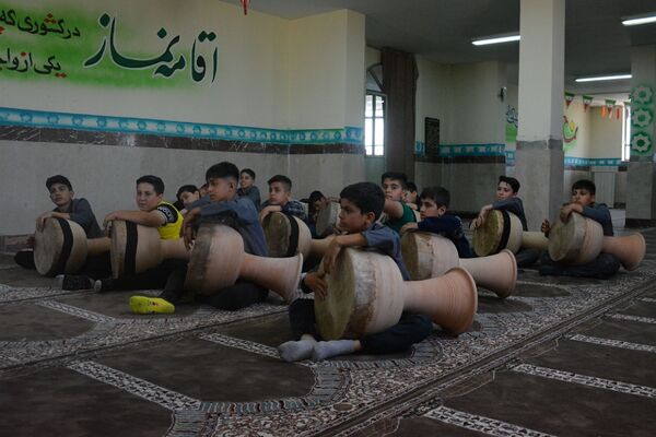 آموزش ضرب زورخانه‌ای در دبستان رازی ناحیه دو بهارستان