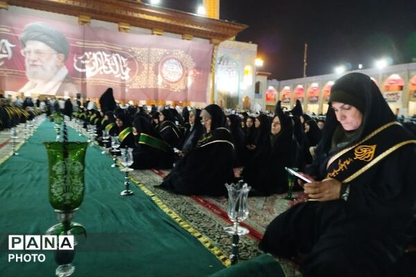 آیین لاله‌گردانی در شام غریبان امام رضا(ع)