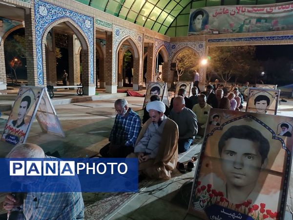 مراسم قرائت زیارت عاشورا به‌مناسبت هفته دفاع مقدس در مزار شهدای خلیل آباد