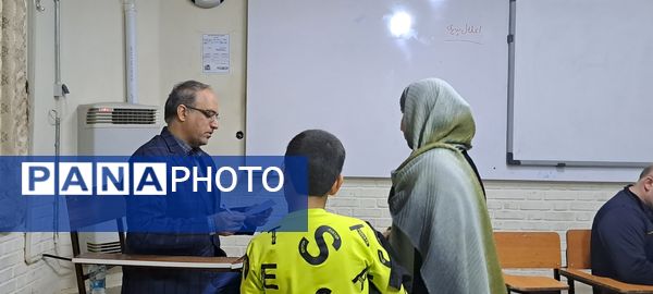  دیدار والدین با معلمان در دبیرستان ابوذر غفاری نیشابور