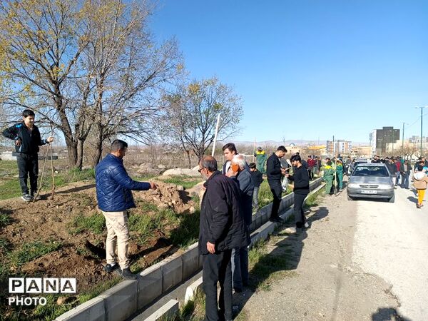کاشت نهال امید در مریانج؛ ادای احترام به امام شهید و شهدای میناب