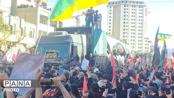 بدرقه ابدی در پناه خورشید؛ وداع اشک‌بار مشهدی‌ها با پیکر رهبر شهید