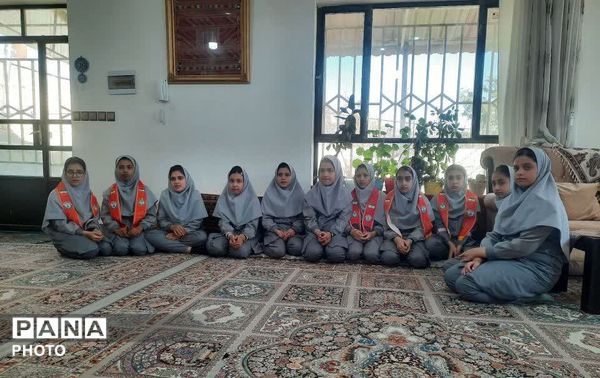 دیدار دانش آموزان پبشتاز آموزشگاه الله وردی ارجمند شهر لایین  با خانواده شهدا