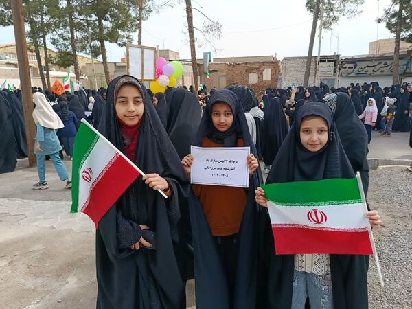 حضور پر شور کودکان و نوجوانان خلیل آبادی در راهپیمایی ۲۲ بهمن