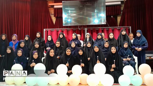 جشن ستارگان و تجلیل از شاگردان برتر آموزشی و فرهنگی دبیرستان شاهد بحرینیان ناحیه۴ 