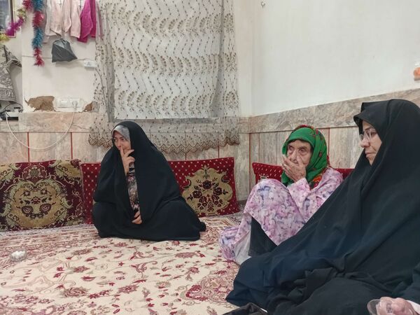 دیدار مسئولین پایگاه کوثر روستای نقاب با مادر شهید غلام زاده