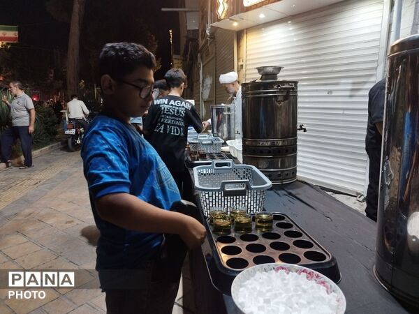 طعم خدمت در چایخانه‌ «گلشن»؛ روایت میزبانی طلاب در صد و هشتاد و سومین شب شهادت