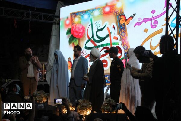 عقد دو زوج ورامینی در میدان امام خمینی ورامین در سالروز ازدواج حضرت علی(ع) و حضرت فاطمه (س)