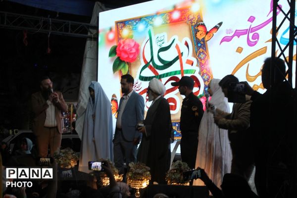 عقد دو زوج ورامینی در میدان امام خمینی ورامین در سالروز ازدواج حضرت علی(ع) و حضرت فاطمه (س)