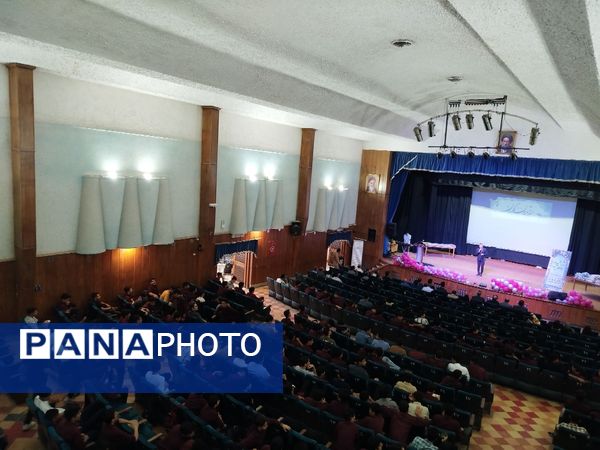 جشن پایان سال تحصیلی در دبیرستان نمونه دولتی آیت الله خامنه ای کاشمر