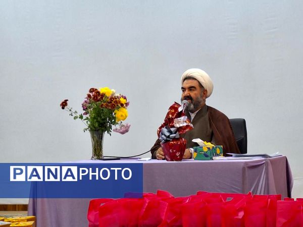 گرامیداشت معلمان و فارغ‌التحصیلان در دبیرستان شهید بابایی