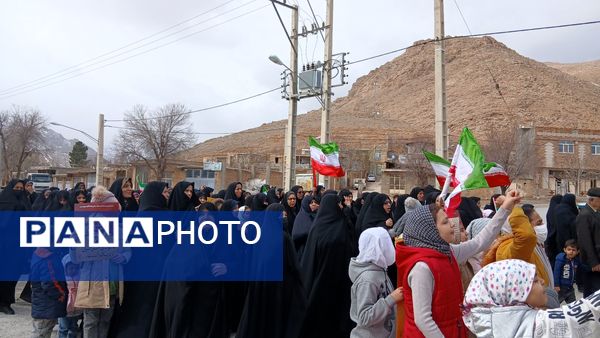 حضور پرشور اهالی روستای سرتشنیز در راهپیمایی ۲۲بهمن