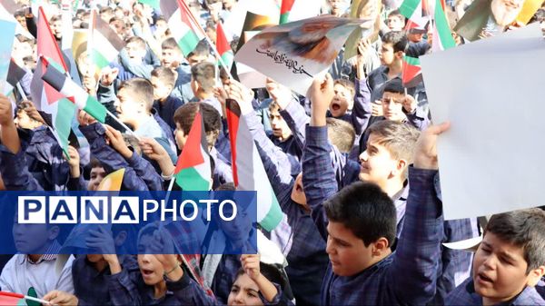  ادای احترام دانش‌آموزان و فرهنگیان شهرستان پاکدشت به مقام شامخ شهیدان مقاومت و شهید سید حسن نصرالله 