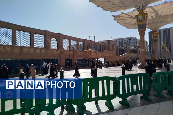 از پشت میز نیمکت تا زیر آسمان مدینه