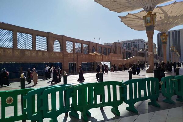 از پشت میز نیمکت تا زیر آسمان مدینه
