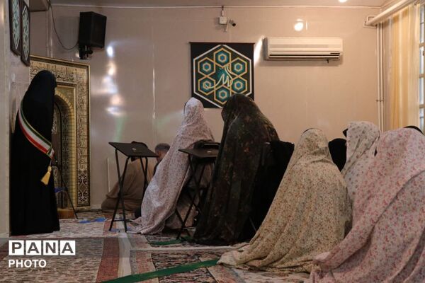 اقامه نخستین نماز مهرماه در هنرستان آل‌یاسین