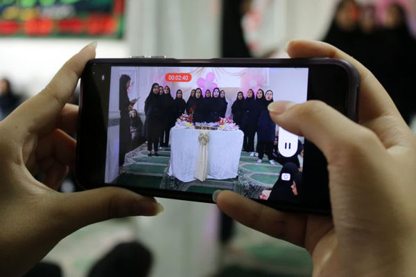 تقدیر از دانش آموزان برتر دبیرستان دخترانه سیداحمد فاتحی یک قم 